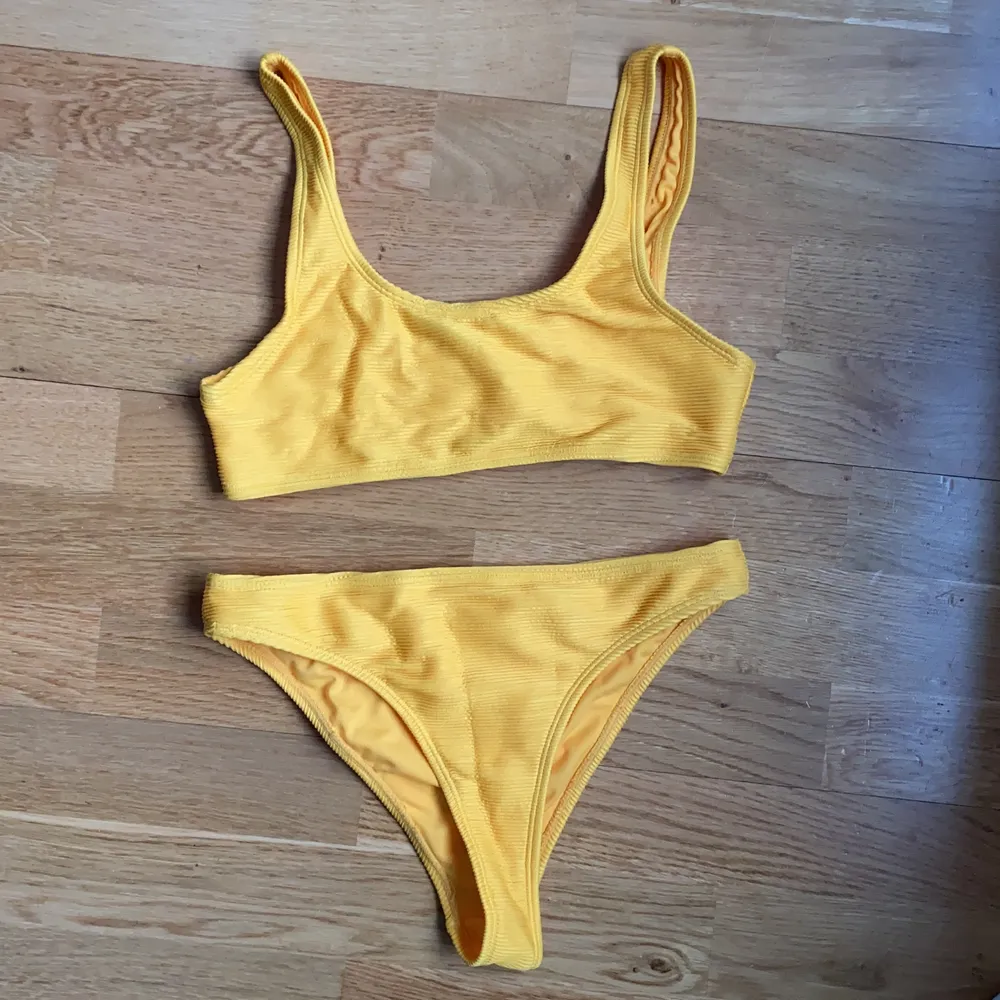 Säljer min helt oanvända bikini från NAKD, endast testad! Färgen är ungefär som på bild 2, den går mer åt orange 🧡Så den är INTE så ljus gul som det ser ut som på bild 1! Var svårt att fånga färgen på bild 💕 står tyvärr inte storlek men skulle tro S! . Övrigt.