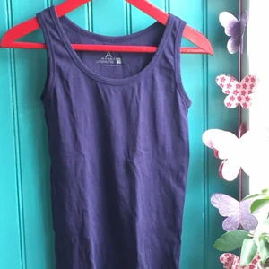 Blått mjukt linne - Mjukt blått linne från Åhlens. Säljs då det ej kommer till användning. Frakt kan vara 24kr eller 45kr beroende på vikt