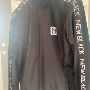 NEW BLACK - En nästintill ny new black tracksuit tröja, stl s sitter lite oversized på mig som är S dam. Köparen står för frakt, nypris ca 1000 kr