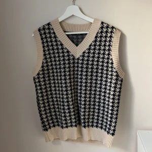 Stickad väst - Stickad väst med hundtandsmönstrad köpt från Shein i storlek M, knappt använd.