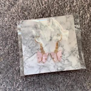 Rosa fjärilsörhängen  - Rosa fjärilsörhängen      •20kr st•