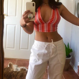 halternecktopp rosa - halternecktopp som är perfekt till sommaren!! fint med ljusblåa jeans och linnebyxor 🧡🧡 strecken är rosa, orange, brun och vita! Säljer den egentligen bara för att jag är pank och behöver pengar😭 har aldrig använt den, köptes när det var väldigt kallt fortfarande. 