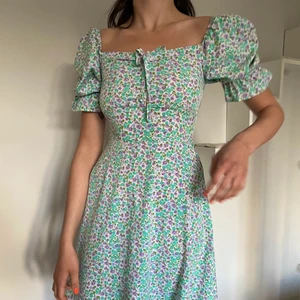 Klänning från Shein - En så fin klänning från Shein. Råkade beställa två stycken så klänningen har inte tagits ur pakektet, dvs helt ny. Köpt för 300kr!