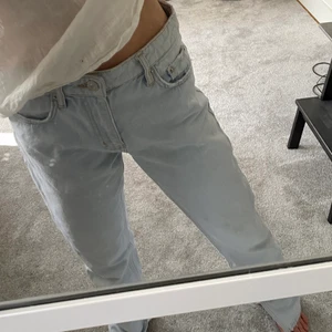 Zara jeans - Säljer nu mina ljusa zara jeans då de tyvärr är förstora på mig. Storlek 36