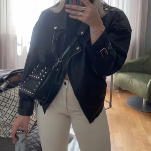 Zara väska - Säljer denna populära väska från zara, använd typ 2 gånger så den är i nyskick💖