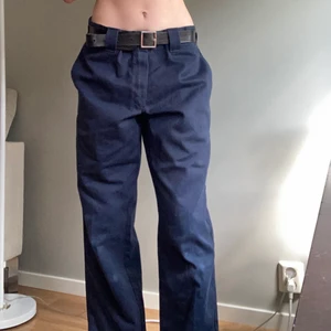 Baggy dickies - Snygga mörkblå dickes byxor som jag aldrig använder längre:-/ sitter baggy och nice, finns en fläck vid ena knät som var där när jag köpte de. Jag är 168cm 