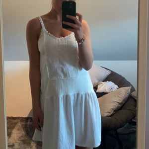 Sommarklänning - Säljer denna sommardrömmen!! Perfekt att bära på stranden men också vid finare tillfällen😍🙌🏼 Frakt tillkommer som köparen står för, kontakta mig vid fler frågor!
