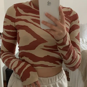 Zebramönstrad crop top - Så snygg croppad tröja med zebramönster från Monki! I nyskick🤍