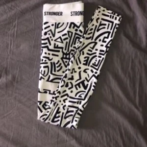 Stronger tränings-tights stl XS - Säljer ett par stronger byxor, använda få gånger och jätte fint skick. Inget hål i dom. Det är storlek XS och köpta för 799kr, finns dock inte kvar på strongers hemsida men ja❤️