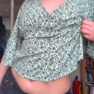 Grön blus  - Supergulliga blus från Gina Tricot. Säljer pga. att den tyvärr inte kommer till användning längre. Köparen står för frakt. 