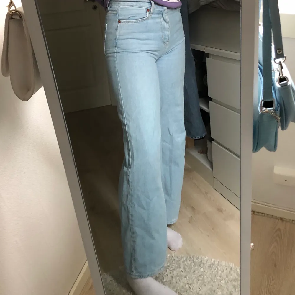 Säljer älsklings jeans då de blivit för små🥺är 171!. Jeans & Byxor.