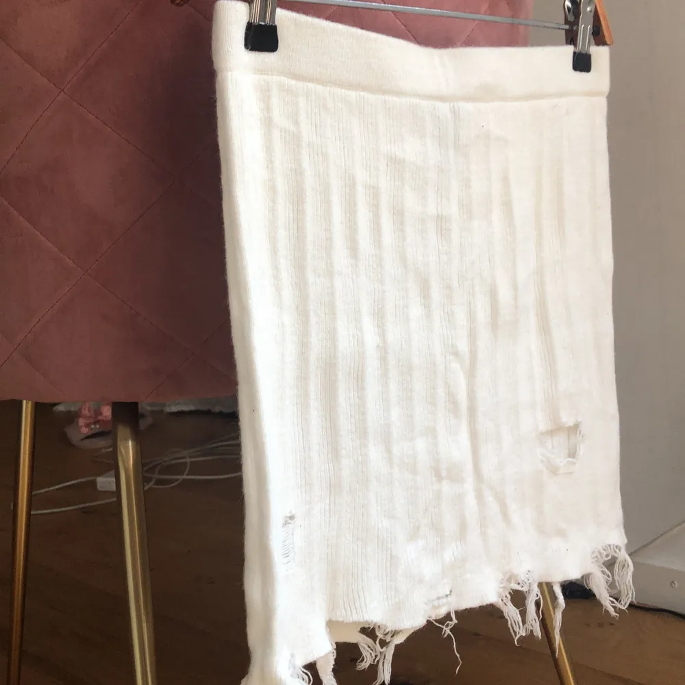 Supersomrig och trendig vit kjol med rivna mönster i medium från Forever 21. . Kjolar.