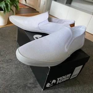 Slip in sneakers  - Helt nya slip in sneakers i storlek 43. Säljer pga fel storlek. Perfekta till vår och sommar. 
