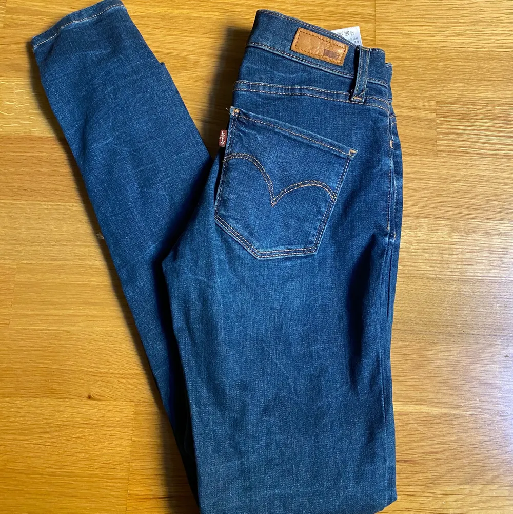 Jättefina mörkblåa jeans från levis i bra skick!. Jeans & Byxor.
