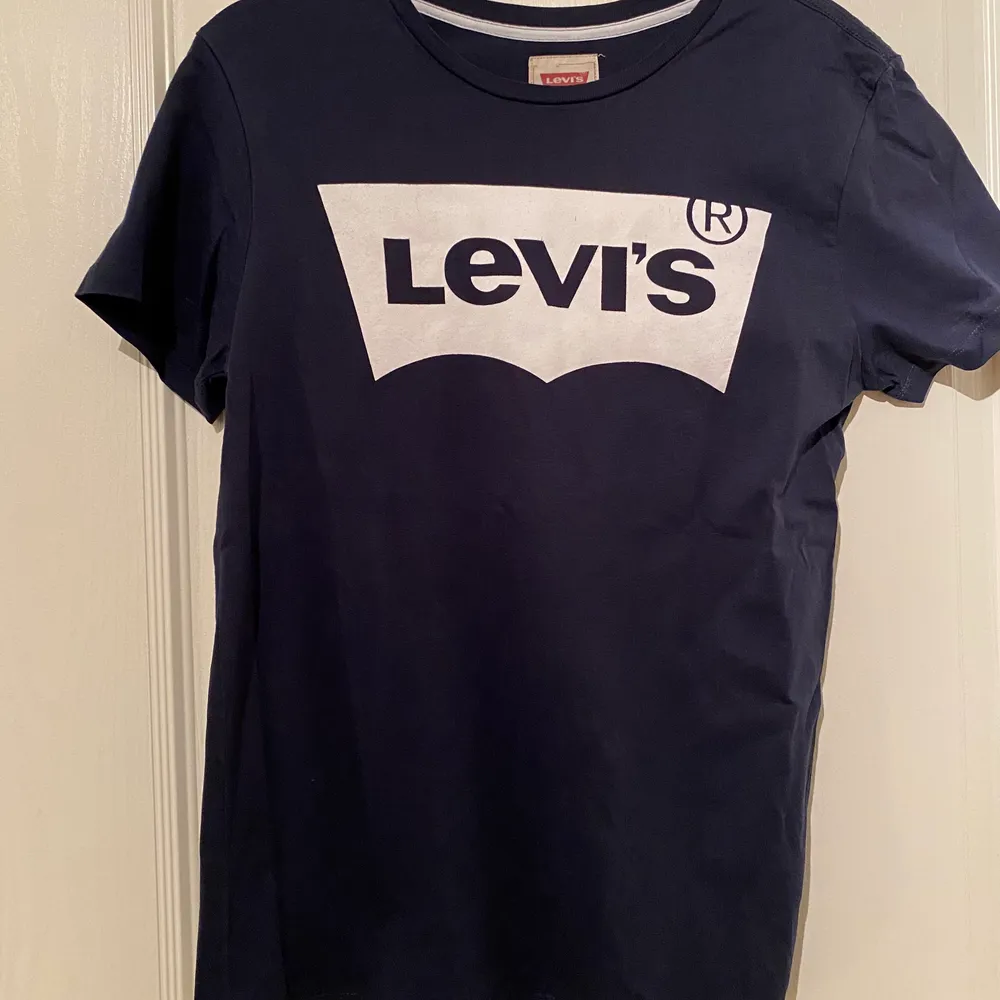 Säljer nu en blå Levis T-shirt då jag inte använder den längre. Tröjan är i gott skick och det är storlek S. Priset är inte spikat! Kan gå ner vid snabb och smidig affär.. T-shirts.
