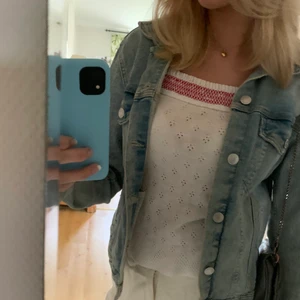 Jeansjacka  - Trendig jeans jacka köpt för ett tag sen men försiktigt använd! Skriv för fler bilder❤️