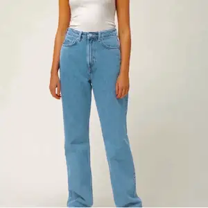 Säljer nu dessa skitsnygga och (långa!!) jeans från weekday i modellen rowe och i färgen sky blue😍 säljer pga att de inte kommer till användning mer då jag har ett par nya! 