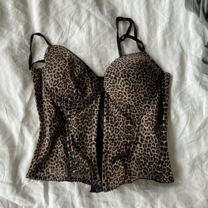 Korsett topp storlek 80B - cheetah korsett!! supersöt bara inte passar mina bröst korrekt
