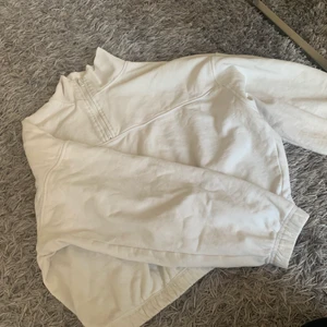 Vit tjocktröja  - Säljer denna vita sweater från Weekday! Knappt använd så i superbra skick! 