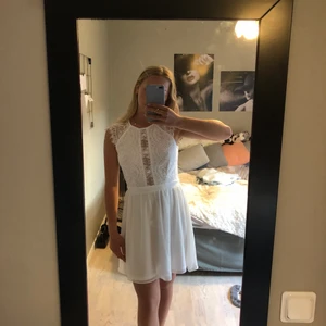 Student/sommarklänning  - Superfin student eller sommarklänning. Köpte den till min student men hittade en annan och nu var det försent att lämna tillbaka där av Varför jag säljer den. Alla lappar och allt finns kvar. Den är i storlek 36 och är sann i storleken. Den kostar ordinarie 499kr men jag säljer den för 399kr. Köparen står för frakt🙂