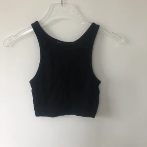 Svart croptop från Zara - Säljer min svarta croptop från Zara! Stretchigt material. Kan mötas upp i Sthlm, annars står köparen för frakten 💜💕