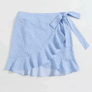 Volangkjol - Jättefin kjol som tyvär är för liten. Den är i storlek M men skulle säga att den passar xs/s bättre eftersom att man knyter den själv.