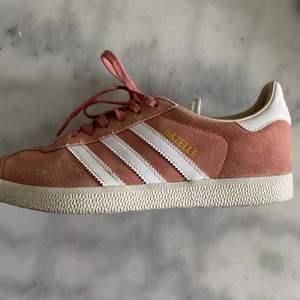 Rosa Adidas skor i modellen Gazelle. Skorna är endast använda ett fåtal gånger och är därför i väldigt fint skick! Storlek 39 1/3. Pris 100kr