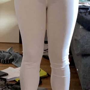 Skit snygga vita jeans som aldrig är använda, från Demin Rebel