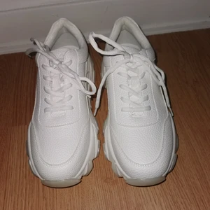Chunky sneaker från NA-KD  - Helt nya och oanvända superfina sneakers. Det är storlek 40 men dem är med som 37/38 innersula är 24cm