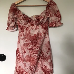 Milkmaid klänning - En super fin sommar klänning i ett tunt tyg (inte genomskinlig). Köpt här på Plick men den var tyvärr för liten för mig. Står ingen storlek men uppskattar att den är xs. Klänningens mått: Längd 82cm, höft 90cm, byst 82cm, midja 66cm 
