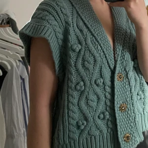 Zara kofta - Säljer denna asfina koftan, perfekt att bara dra på sig över en tröja eller ha den som jag på bilden nu till sommarkvällarna, frakt tillkommer💞💞💞