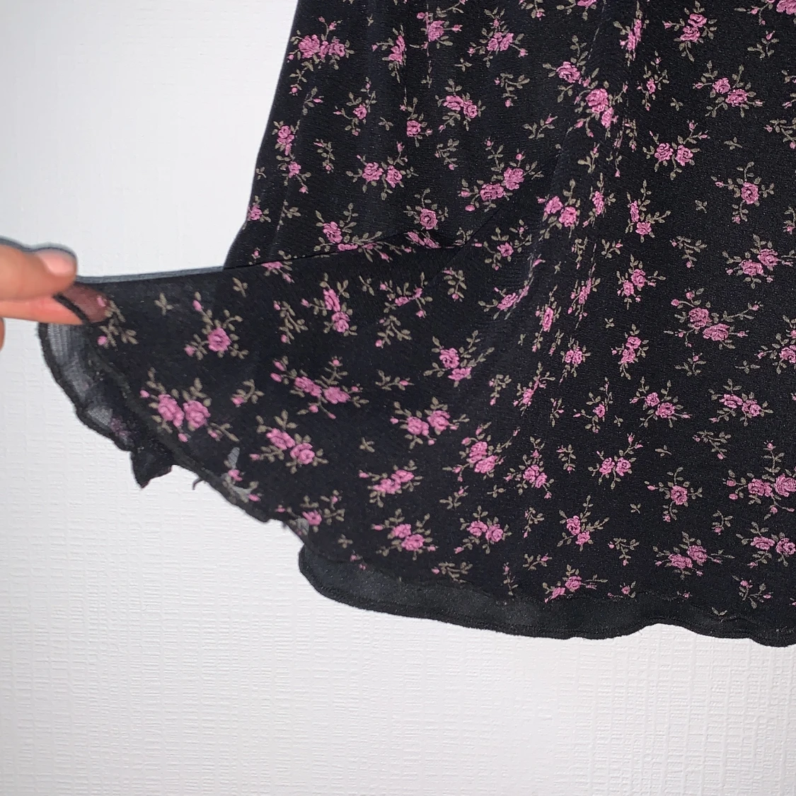 Svart, rosablommig klänning - 91