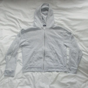 Grå kofta från brandy melville - Söt kofta från brandy melville, perfekt för sommarkvällar osvv 😵 Skulle säga att det är en S men jag som brukar ha M har ändå kunnat använt den!