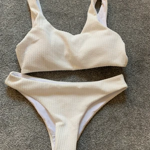 Bikini - Vit oanvänd bikini strl s men passar även xs. Från shein där nypriset var 179kr, säljer för 85kr exklusive frakt. 
