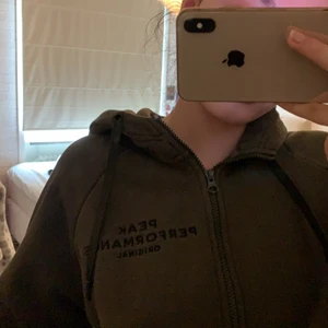 peak performance zip up - använd några gånger, inga skador, säljer snabbt, passa både tjej och kille 