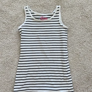 Linne - Ett randigt linne som slutar ungefär lite längre ner än naveln så det är skitsnyggt med lågmidjade byxor till. 34kr + 66kr (frakten) = 100kr (100kr inklusive frakt) 💓