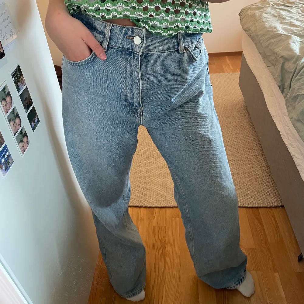 Säljer dessa superfina och sköna jeans från zara i storlek 40🥰 köparen står för frakten💘 hör av er vid frågor!. Jeans & Byxor.