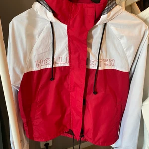 Vindjacka från Hollister  - Knappt använd, strl m men passar s💓