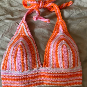 Randig virkad topp - Beställning från en kund :) Exempel på vad jag kan virka för typ av toppar, hör av dig till mig i meddelande om du är intresserad av något liknande eller annat önskemål 💖