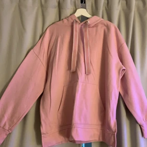 Newyorker - Rosa huvtröjoa med tjocka snören, med slits på sidan.