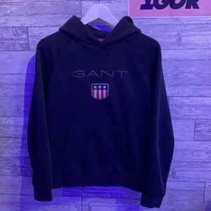 Gant hoodie  - Säljer en blå Gant Hoodie i superfint skick. Köpt för 800kr och säljer nu för 380kr💓