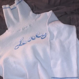 Blå tröja - Säljer denna så fina och gulliga topp som är köpt här på Plick för 150kr!💞 säljer då den är lite för liten för mig och den kommer tyvärr aldrig till använding💕💕 Det är lånade bilder från förra säljaren men den ser förstås exakt likadan ut, skriv privat för fler bilder eller frågor och buda privat eller i komentarerna💖💖 (köparen står för frakten)