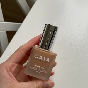 Caia foundation, N3 - Säljer en foundation från Caia i färgen N3, Biancas färg. Använd några fåtal gånger. Säljer då färgen inte passar mig. 