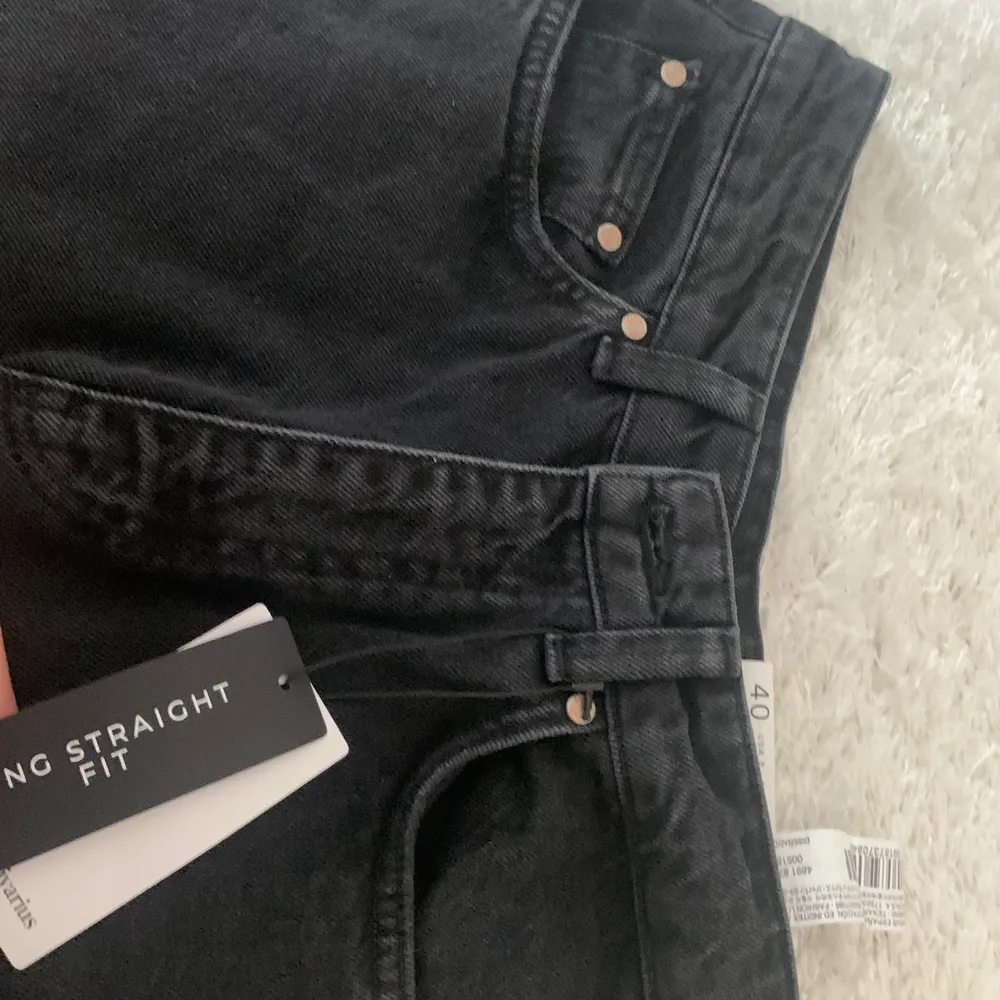 jättefina baggy jeans! Säljer pga för liten storlek därav har jag aldrig använt byxorna heller. Är i jättefint skick, är du runt 170+ är jeansen perfekta för dig eftersom de är långa 💕💕. Jeans & Byxor.