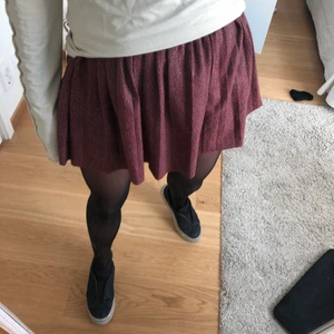 Plisserad Zara kjol - En fin cool Zara kjol som jag köpte på barnavdelningen  för ett tag sedan. Kjolen är vinröd med svarta prickar. Den är inte använd mycket så väldigt bra skick. Jag skulle säga att den är S-XS (152) frakt elr möts upp