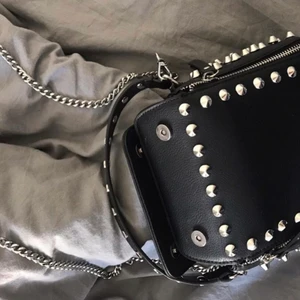 Zara väska med nitar - Den populära Zara väskan med nitar. Har både långt och kort band. Trodde jag skulle använda den mer men så blev det inte. Den är i nyskick. Kan frakta eller mötas på Stureplan.