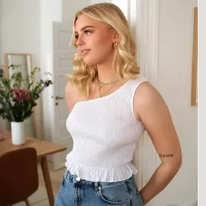 Topp från NAKD - Säljer en jättefin ribbad topp från NAKD. Den är lite stor för mig och kommer därför inte till användning. Köpt för 249kr.