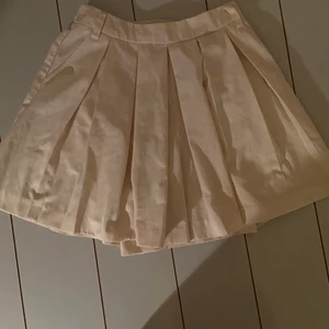 Rosa tennis kjol - Jätte söt ljusrosa tennis kjol, det ser verkligen ut som en kjol men är egentligen ett par shorts (de syns inte alls)! Köpare står för frakt och skriv privat för fler bilder! 💗
