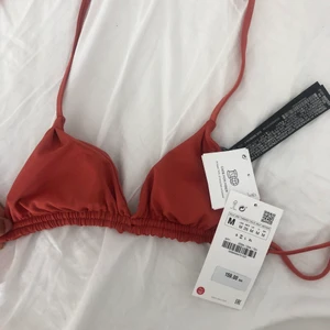 Zara bikini  - Sååå fin och oanvänd triangelbikini i en ”rostbrun” färg, bra passform med knytband🍷