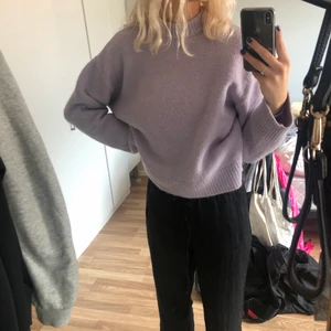 Lila stickad tröja - Jättemysig lila stickad tröja ifrån zara i storlek M. Helt ny! 